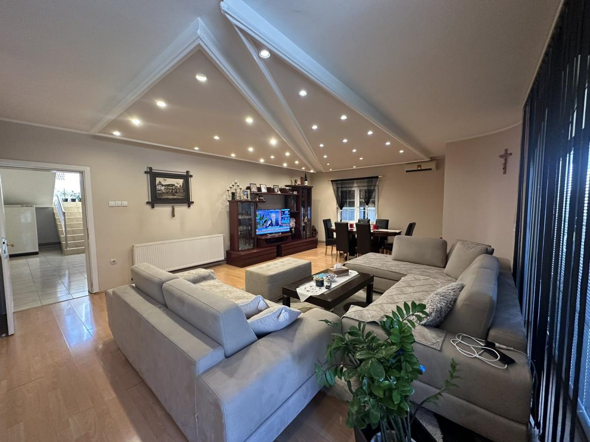 Na prodaju – Luksuzna porodična kuća 2