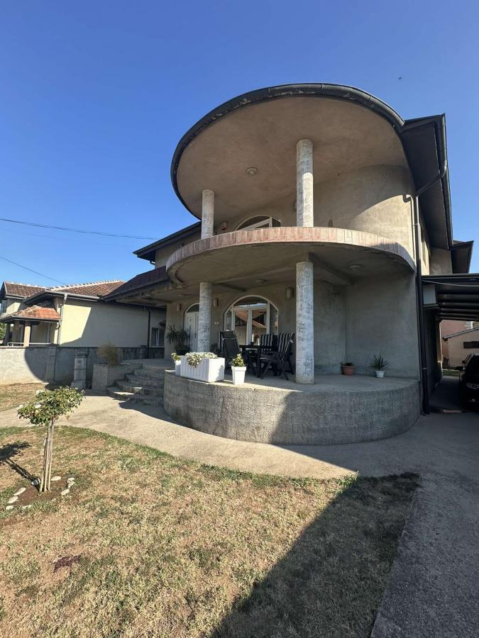 Na prodaju – Luksuzna porodična kuća 4