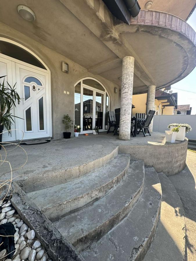 Na prodaju – Luksuzna porodična kuća 24