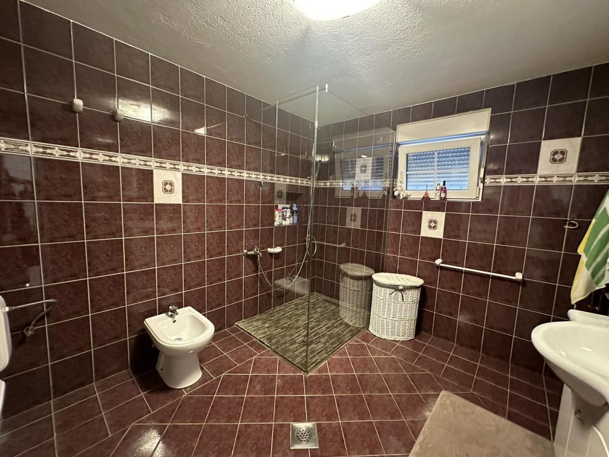 Na prodaju – Luksuzna porodična kuća 25