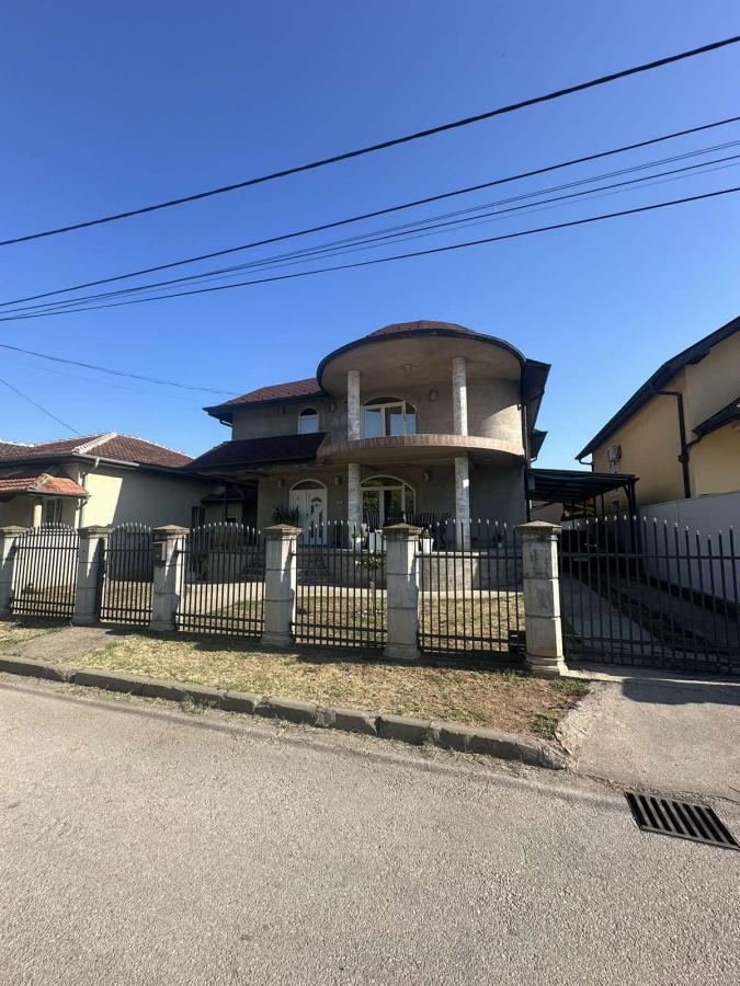 Na prodaju – Luksuzna porodična kuća 31