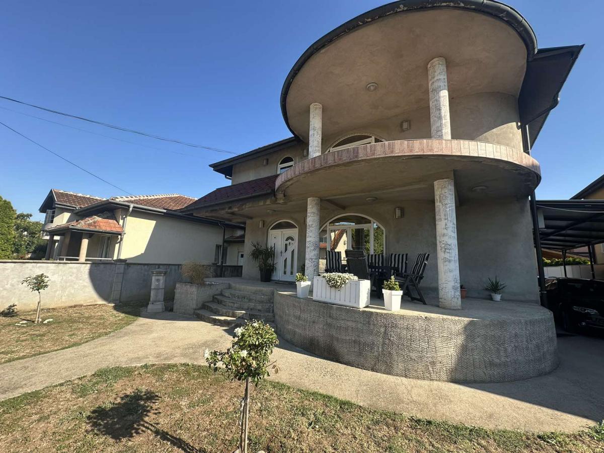 Na prodaju – Luksuzna porodična kuća 32