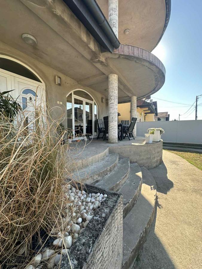 Na prodaju – Luksuzna porodična kuća 44