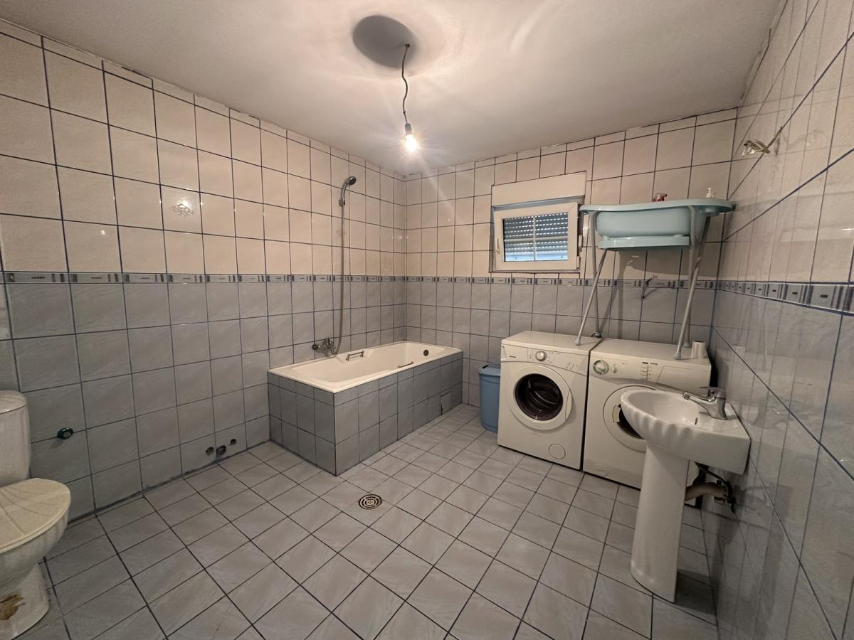 Na prodaju – Luksuzna porodična kuća 46