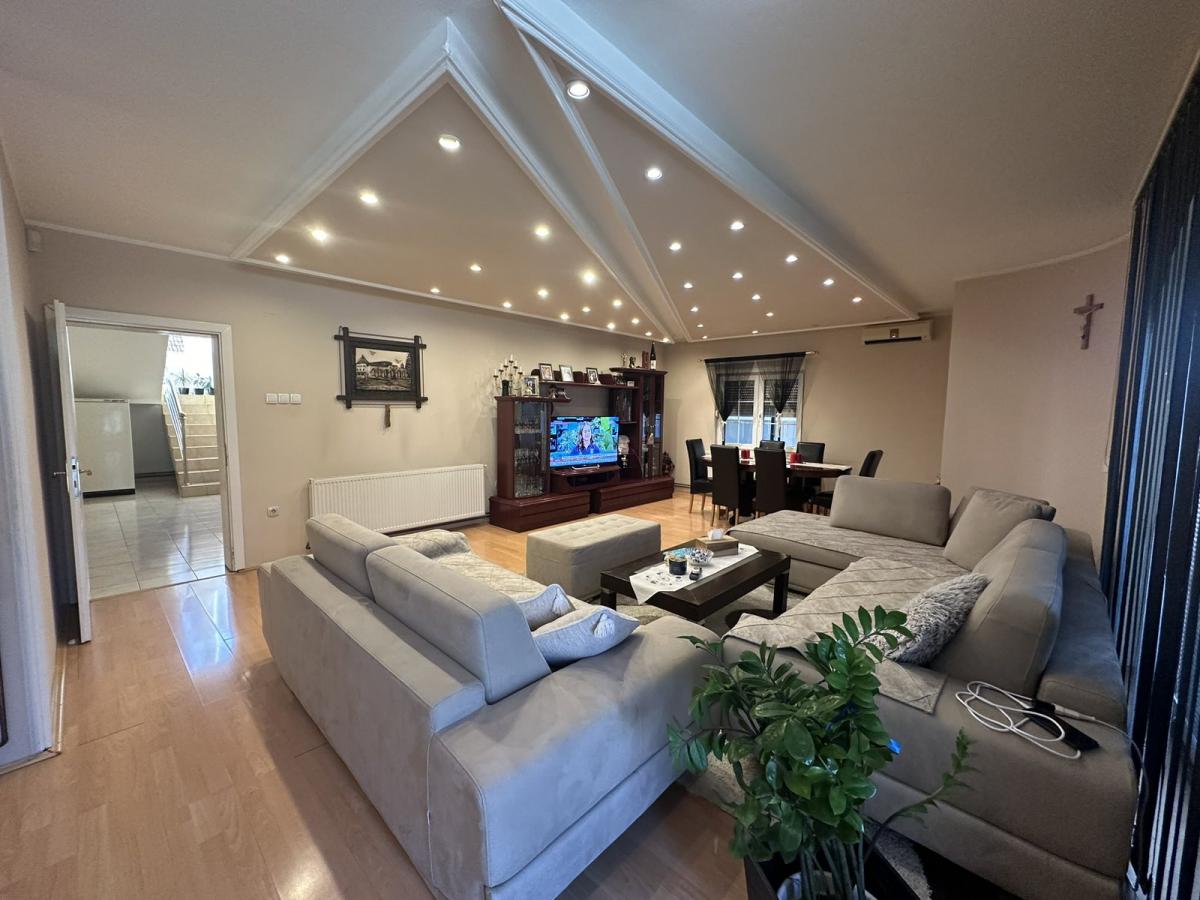 Na prodaju – Luksuzna porodična kuća 47