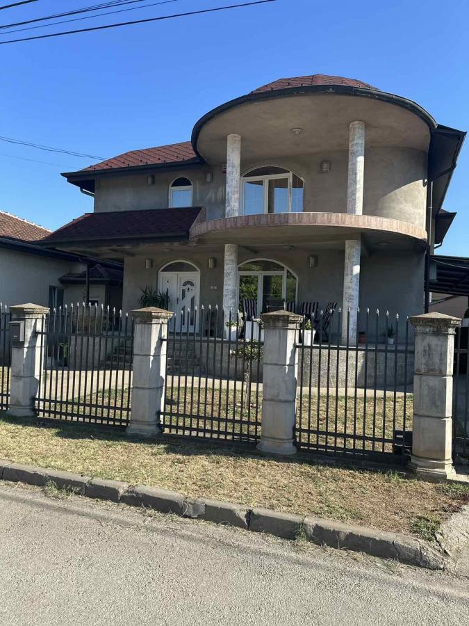 Na prodaju – Luksuzna porodična kuća 48