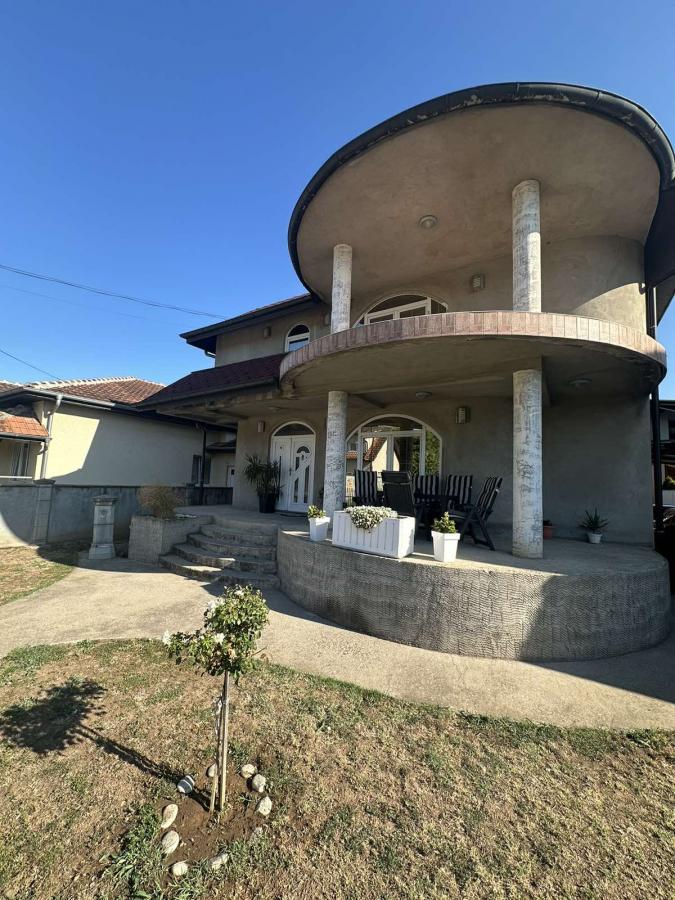 Na prodaju – Luksuzna porodična kuća 15