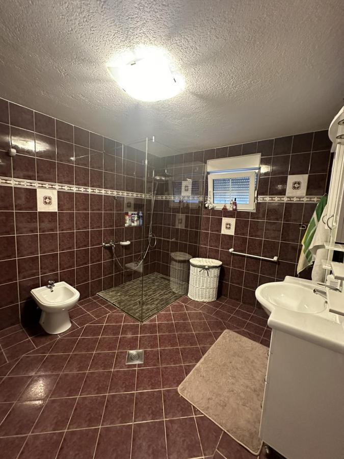 Na prodaju – Luksuzna porodična kuća 16