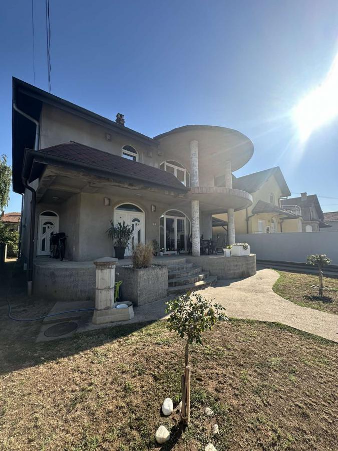 Na prodaju – Luksuzna porodična kuća 17