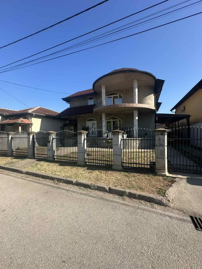 Na prodaju – Luksuzna porodična kuća 19