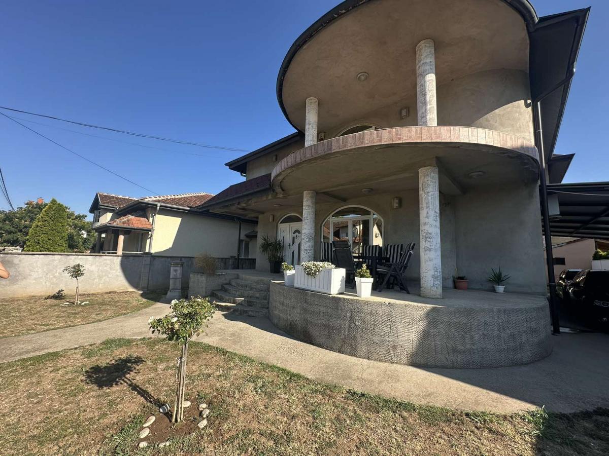 Na prodaju – Luksuzna porodična kuća 20