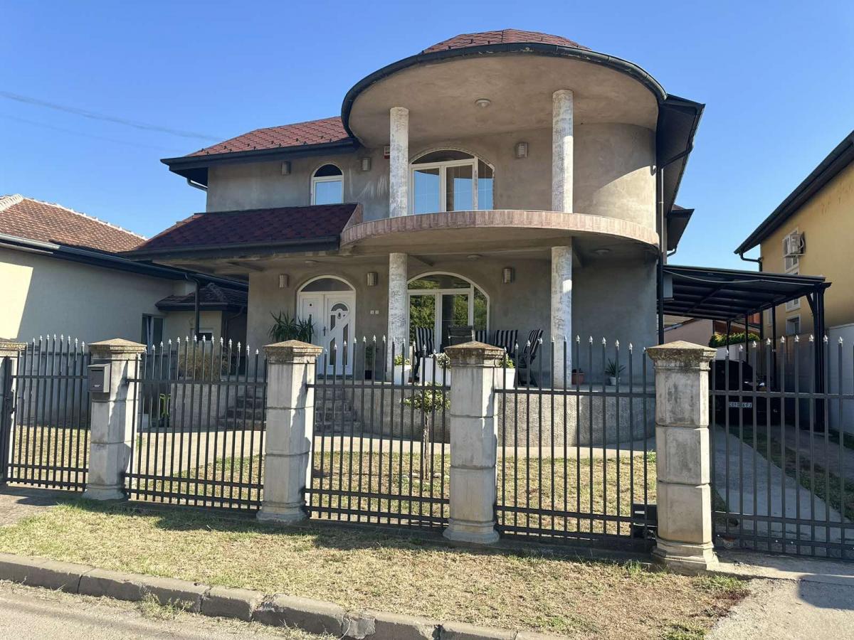 Na prodaju – Luksuzna porodična kuća 21