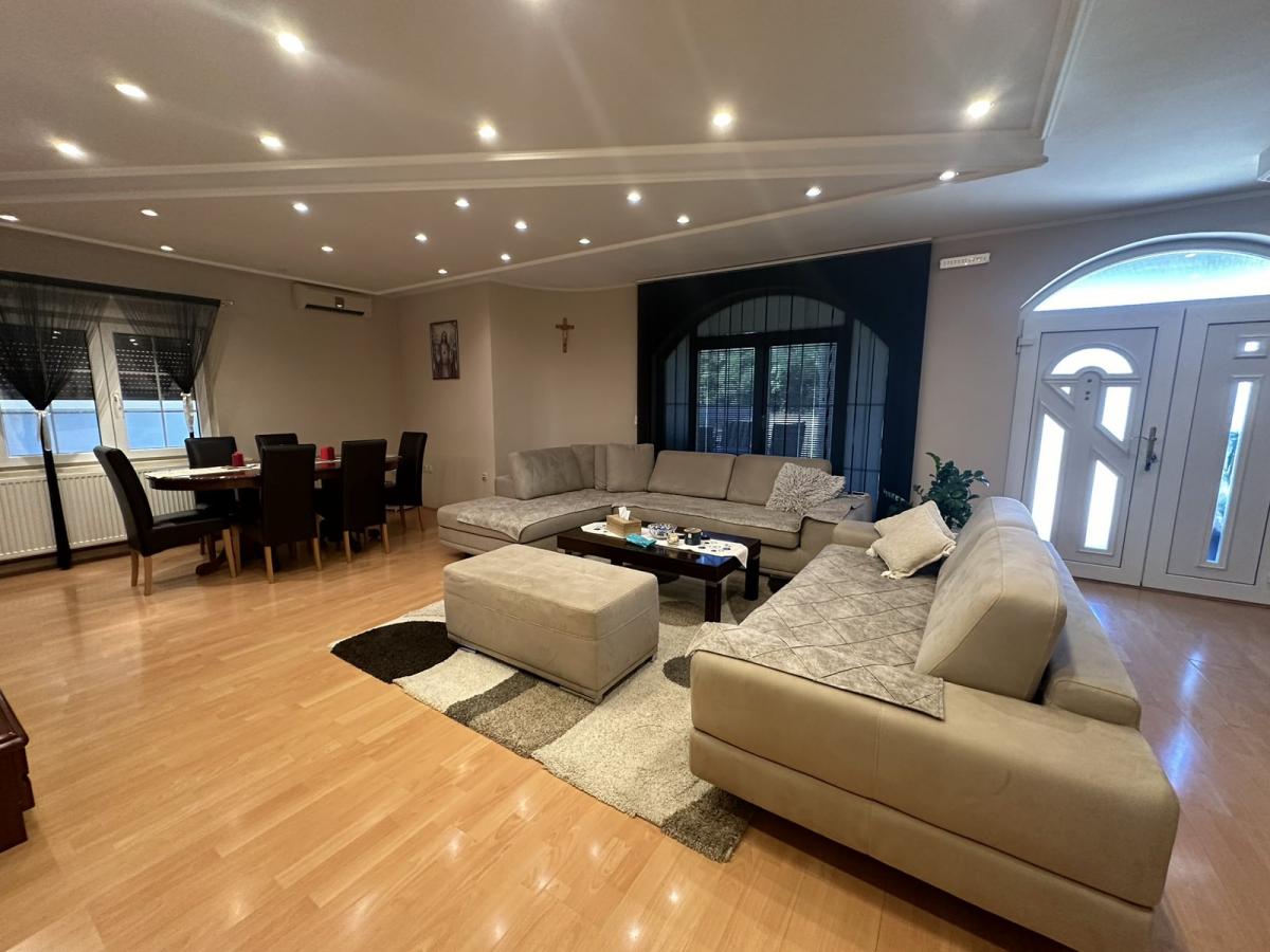 Na prodaju – Luksuzna porodična kuća 22