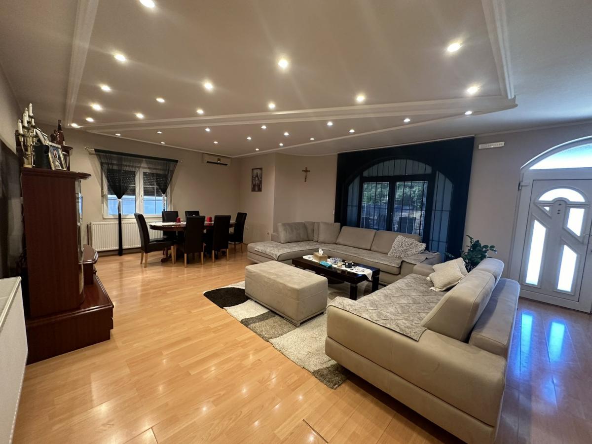 Na prodaju – Luksuzna porodična kuća 52