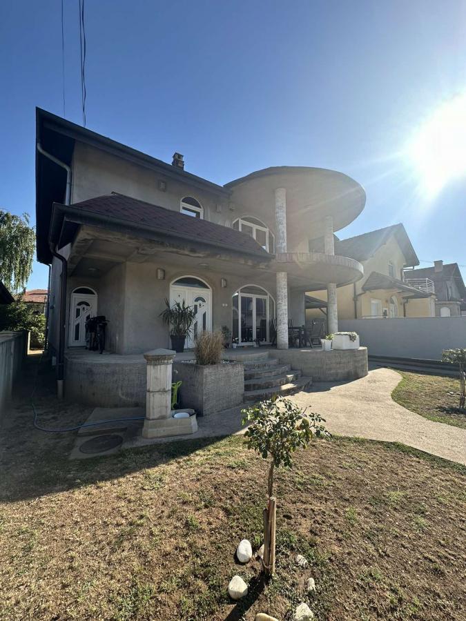 Na prodaju – Luksuzna porodična kuća 33