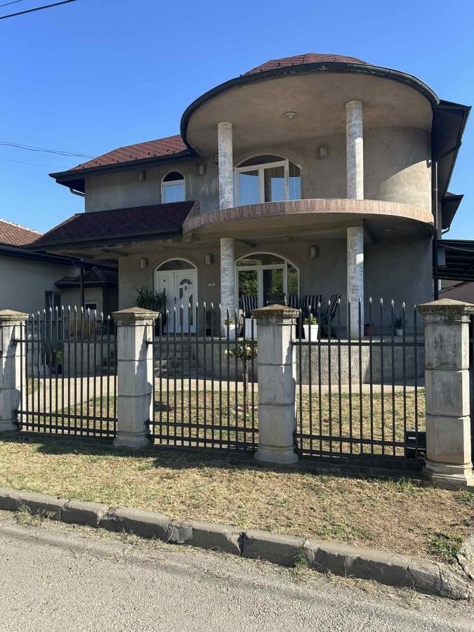 Na prodaju – Luksuzna porodična kuća 34