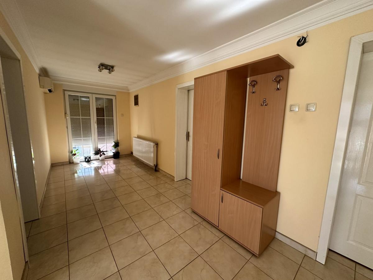 Na prodaju – Luksuzna porodična kuća 35