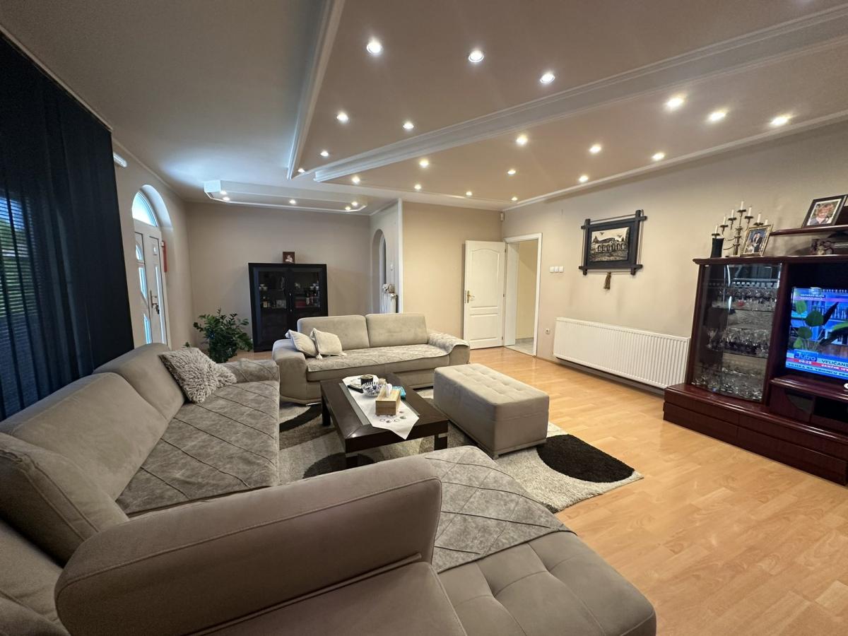 Na prodaju – Luksuzna porodična kuća 38