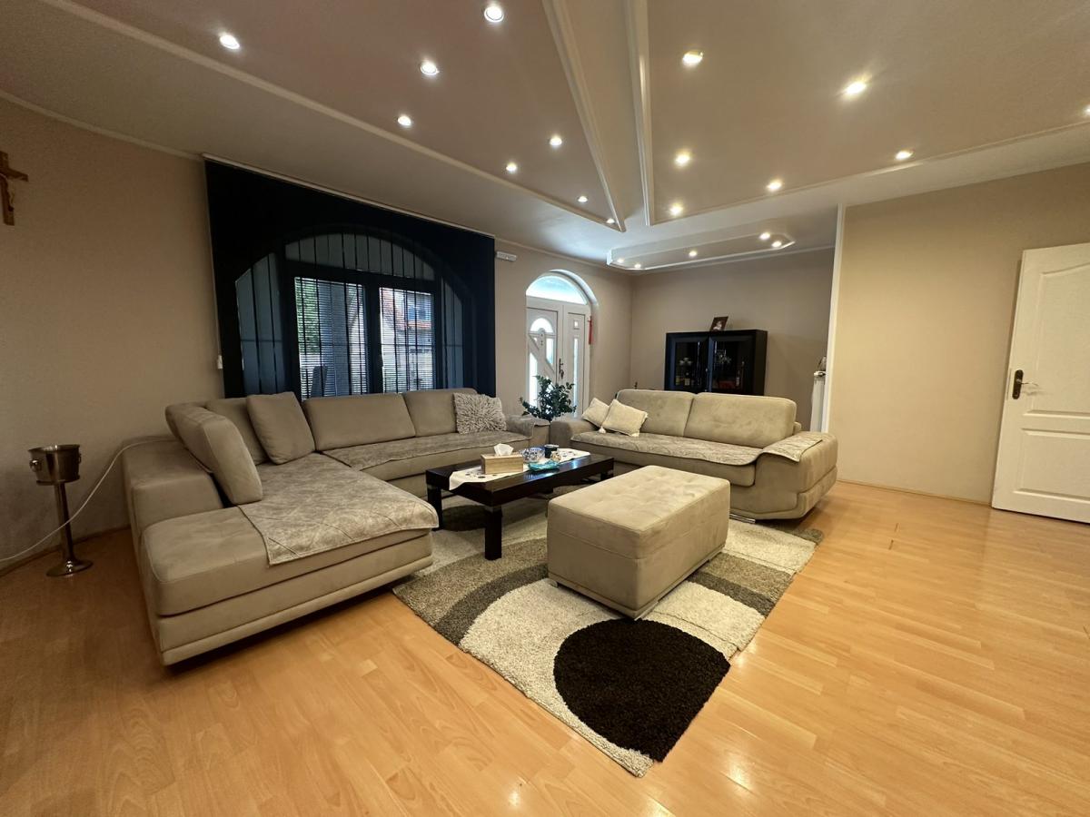 Na prodaju – Luksuzna porodična kuća 40