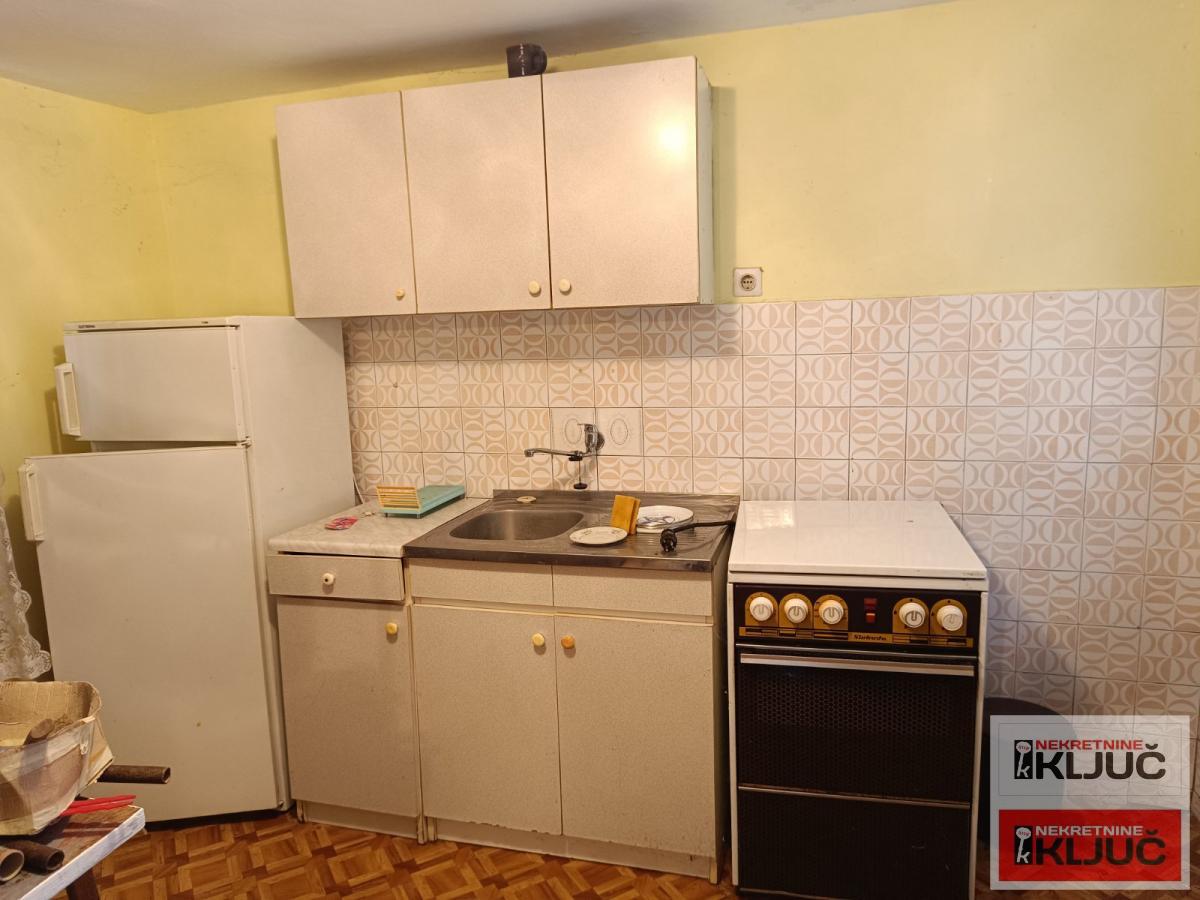 SREMSKI KARLOVCI, 168 m2 na placu 900m2+pomoćni objekti 2