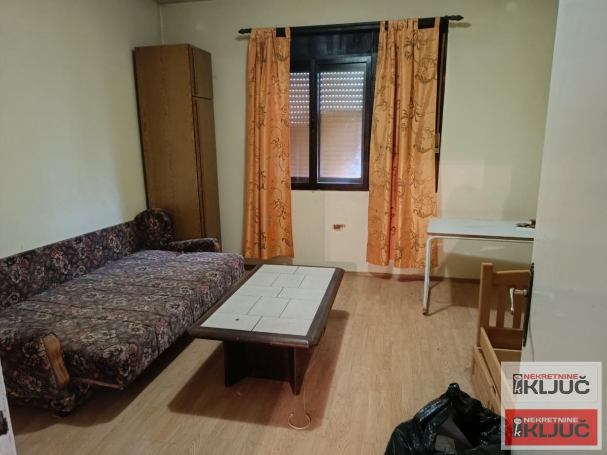 SREMSKI KARLOVCI, 168 m2 na placu 900m2+pomoćni objekti 3