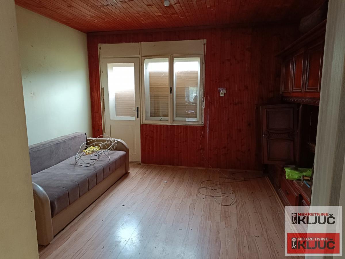 SREMSKI KARLOVCI, 168 m2 na placu 900m2+pomoćni objekti 4