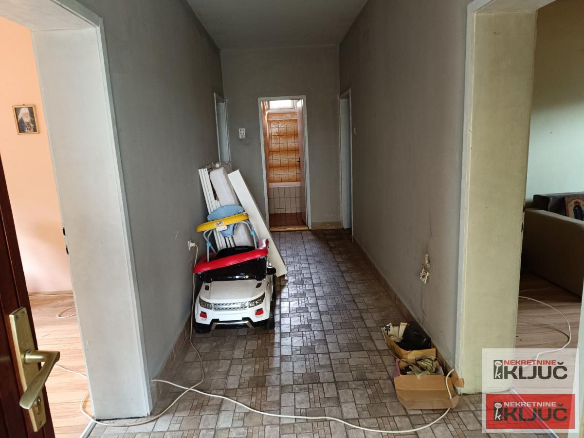 SREMSKI KARLOVCI, 168 m2 na placu 900m2+pomoćni objekti 5