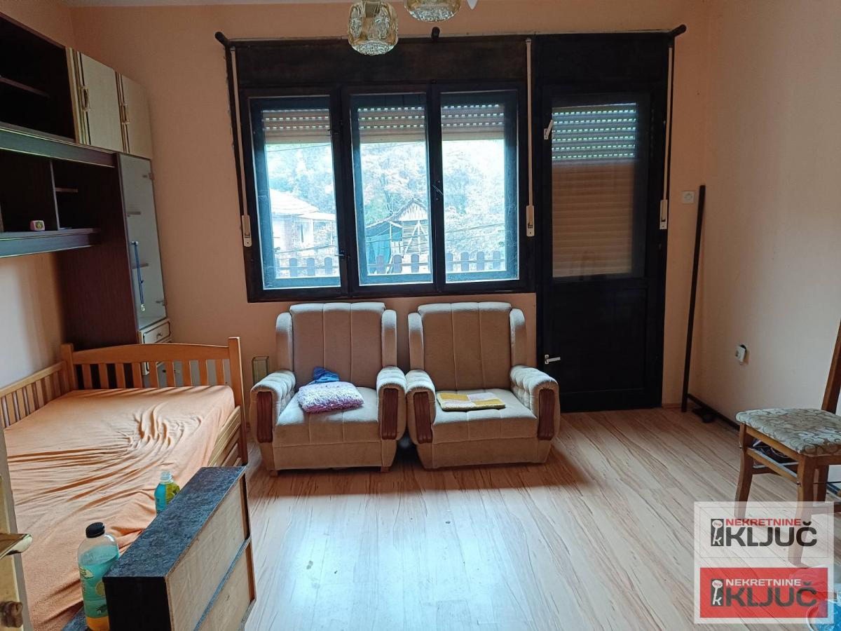 SREMSKI KARLOVCI, 168 m2 na placu 900m2+pomoćni objekti 1