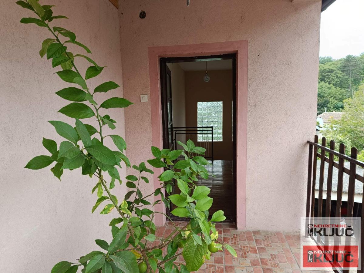 SREMSKI KARLOVCI, 168 m2 na placu 900m2+pomoćni objekti 10