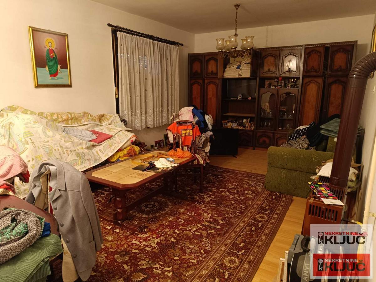 SREMSKI KARLOVCI, 168 m2 na placu 900m2+pomoćni objekti 7