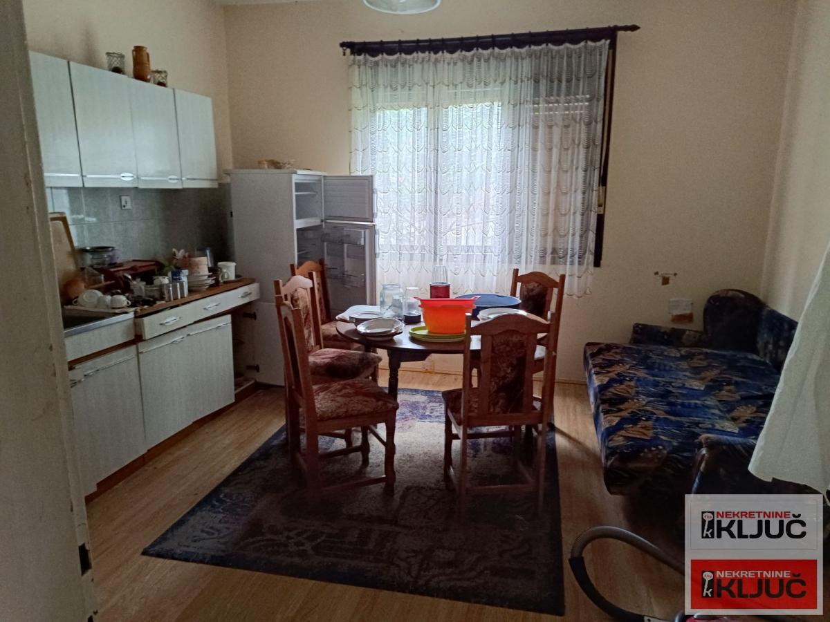 SREMSKI KARLOVCI, 168 m2 na placu 900m2+pomoćni objekti 8