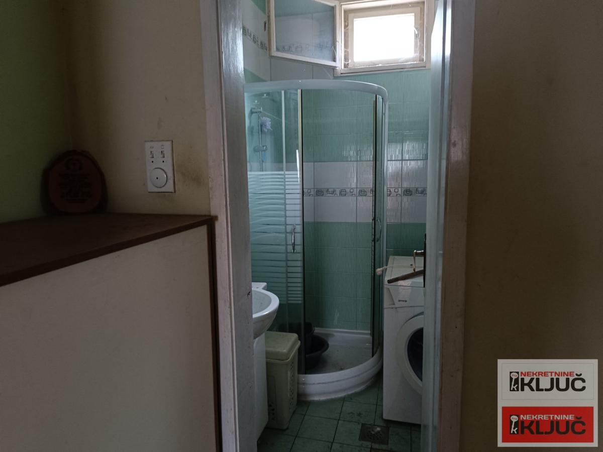 SREMSKI KARLOVCI, 168 m2 na placu 900m2+pomoćni objekti 9