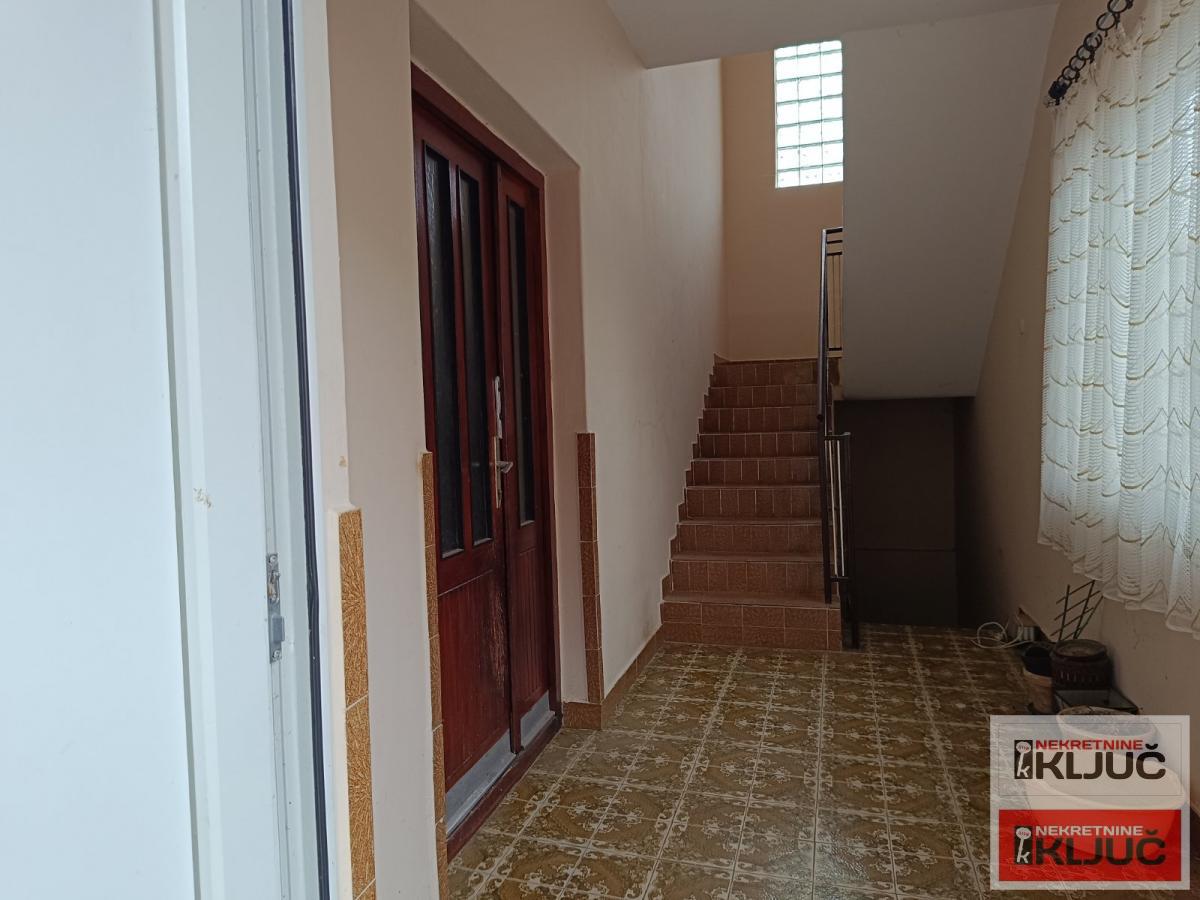 SREMSKI KARLOVCI, 168 m2 na placu 900m2+pomoćni objekti 11