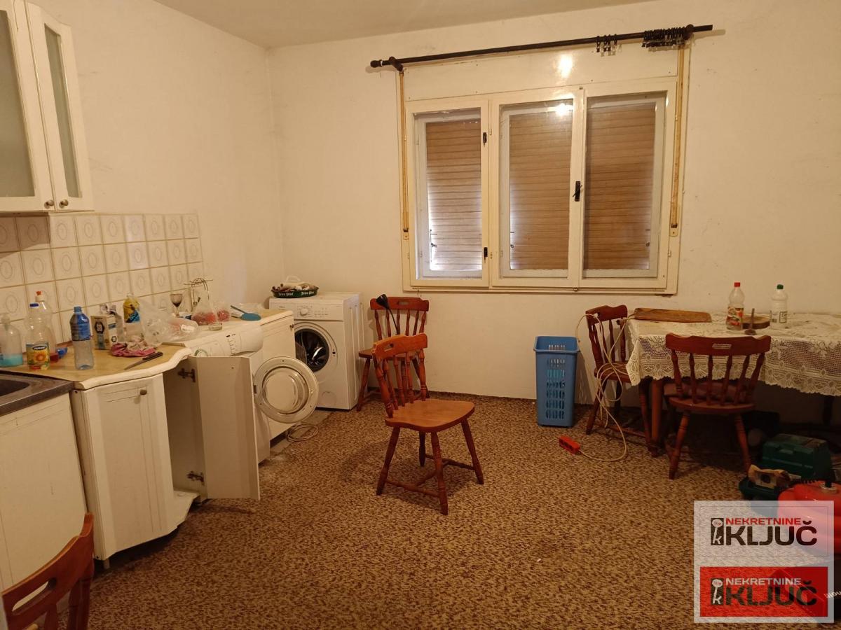 SREMSKI KARLOVCI, 168 m2 na placu 900m2+pomoćni objekti 12