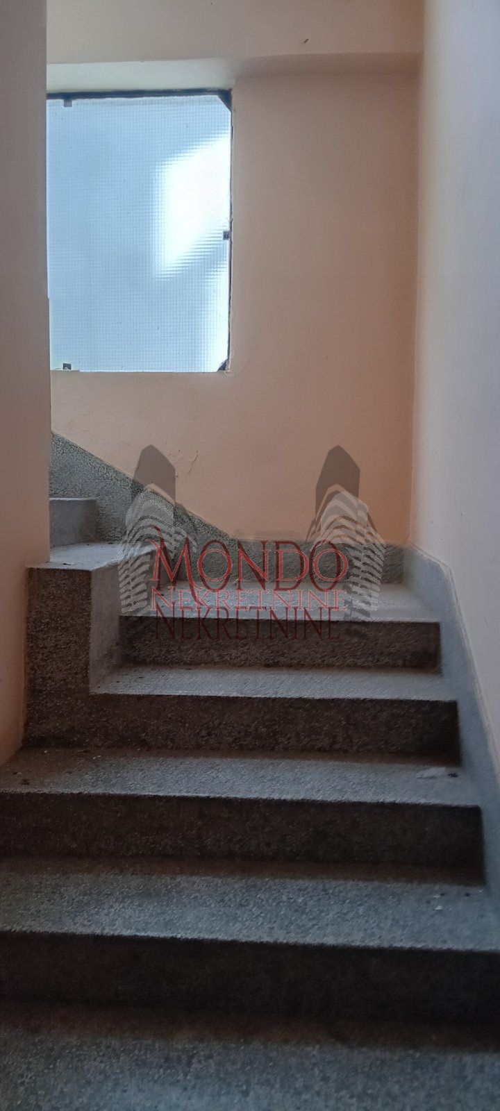 Izdaje se hotel na Camurlijskom putu. 10