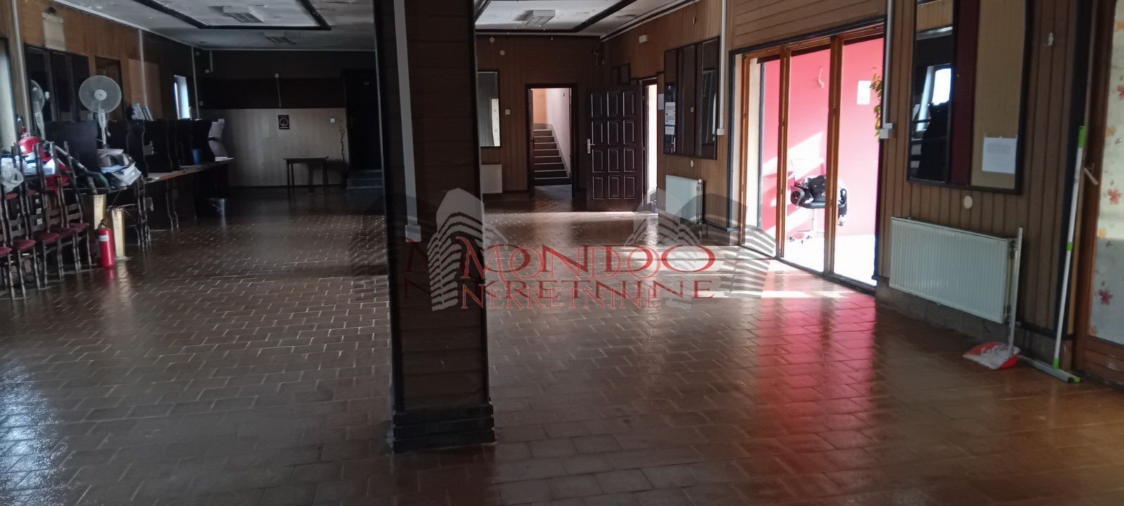 Izdaje se hotel na Camurlijskom putu. 8