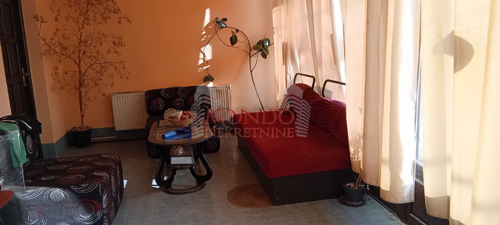 Izdaje se hotel na Camurlijskom putu. 7