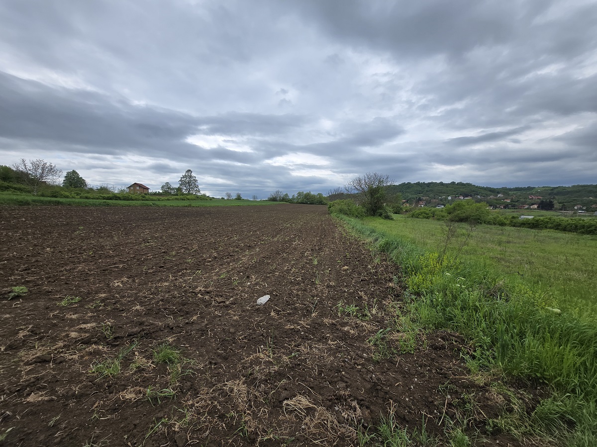 Prodajemo plac kod naplatne rampe Vrčin  141 ar  pravilan oblik   dozvoljena gradnja 1