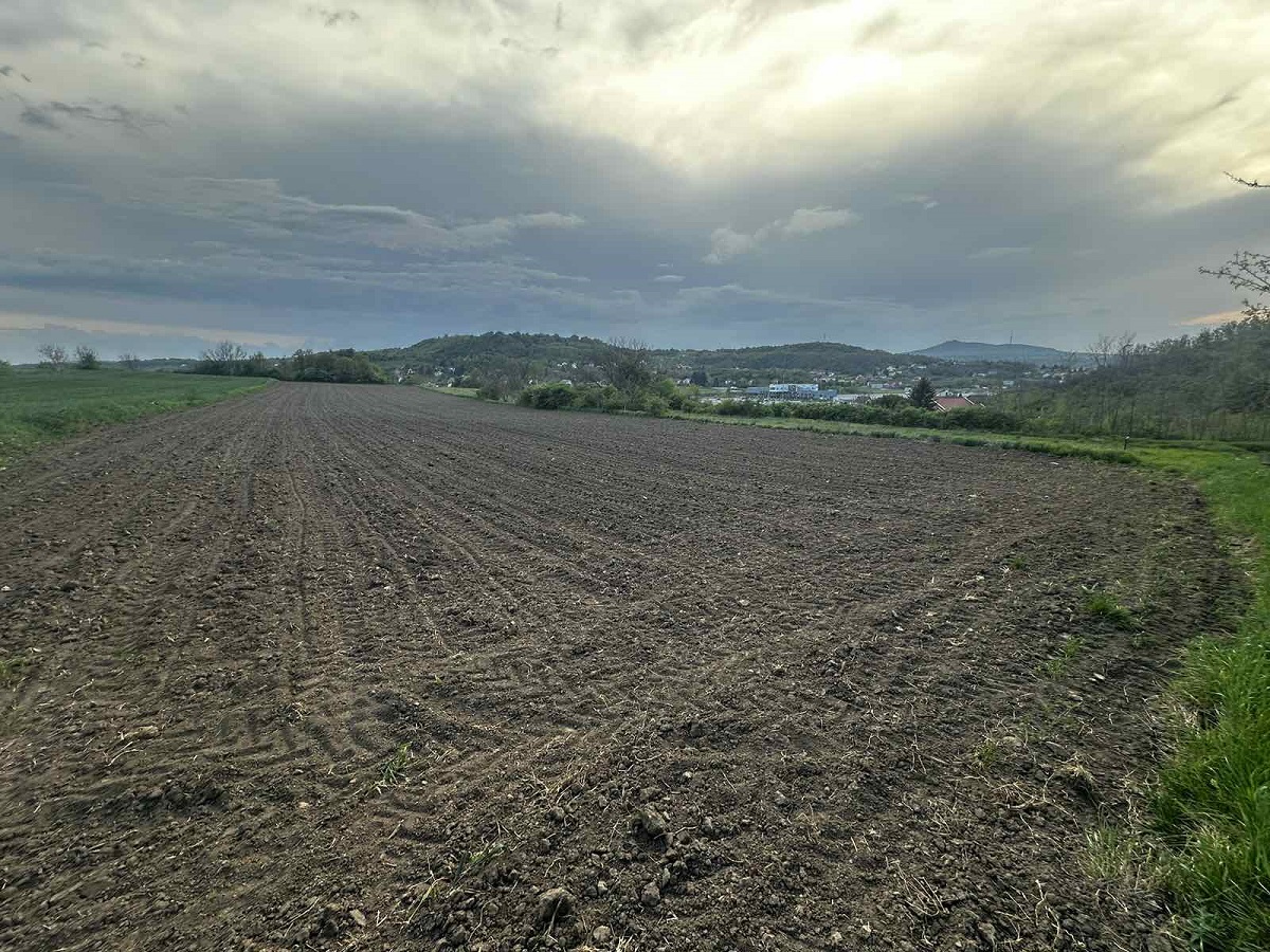 Prodajemo plac kod naplatne rampe Vrčin  141 ar  pravilan oblik   dozvoljena gradnja 2