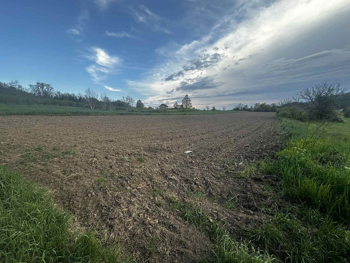 Prodajemo plac kod naplatne rampe Vrčin  141 ar  pravilan oblik   dozvoljena gradnja 4