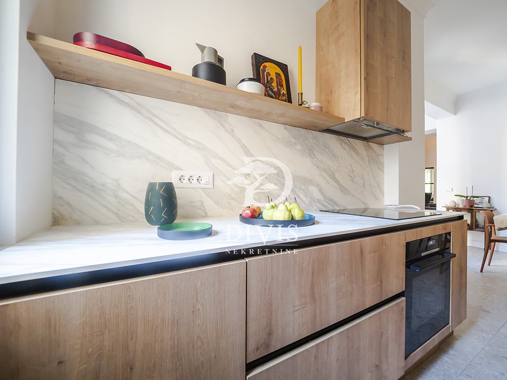 Prodajemo luksuzan cetvorosoban salonski stan na prodaju  119m2  I sprat 5