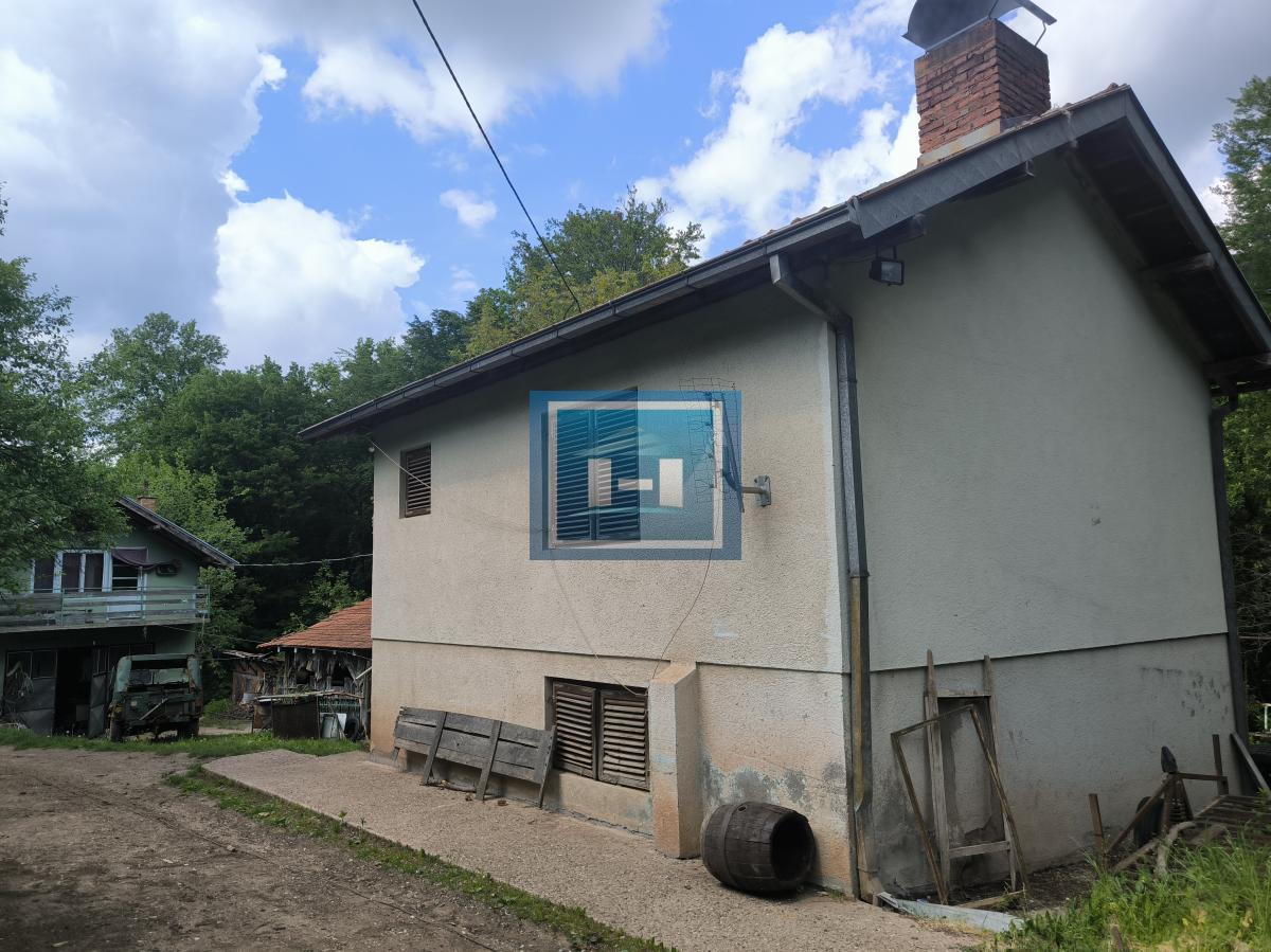 Kompletno opremljeno imanje 82 ara – dve kuće, bazen, ribnjaci, vinograd! 11