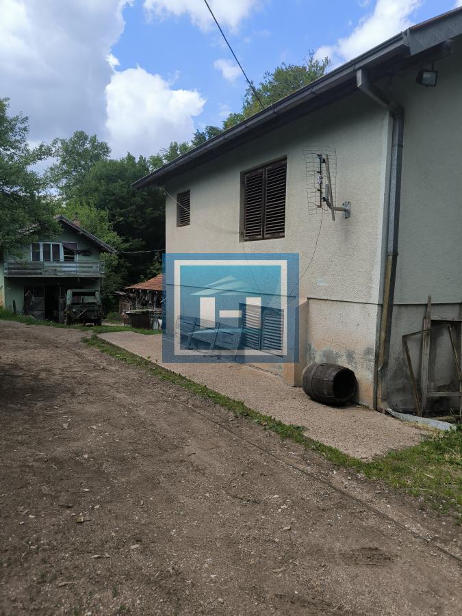 Kompletno opremljeno imanje 82 ara – dve kuće, bazen, ribnjaci, vinograd! 12