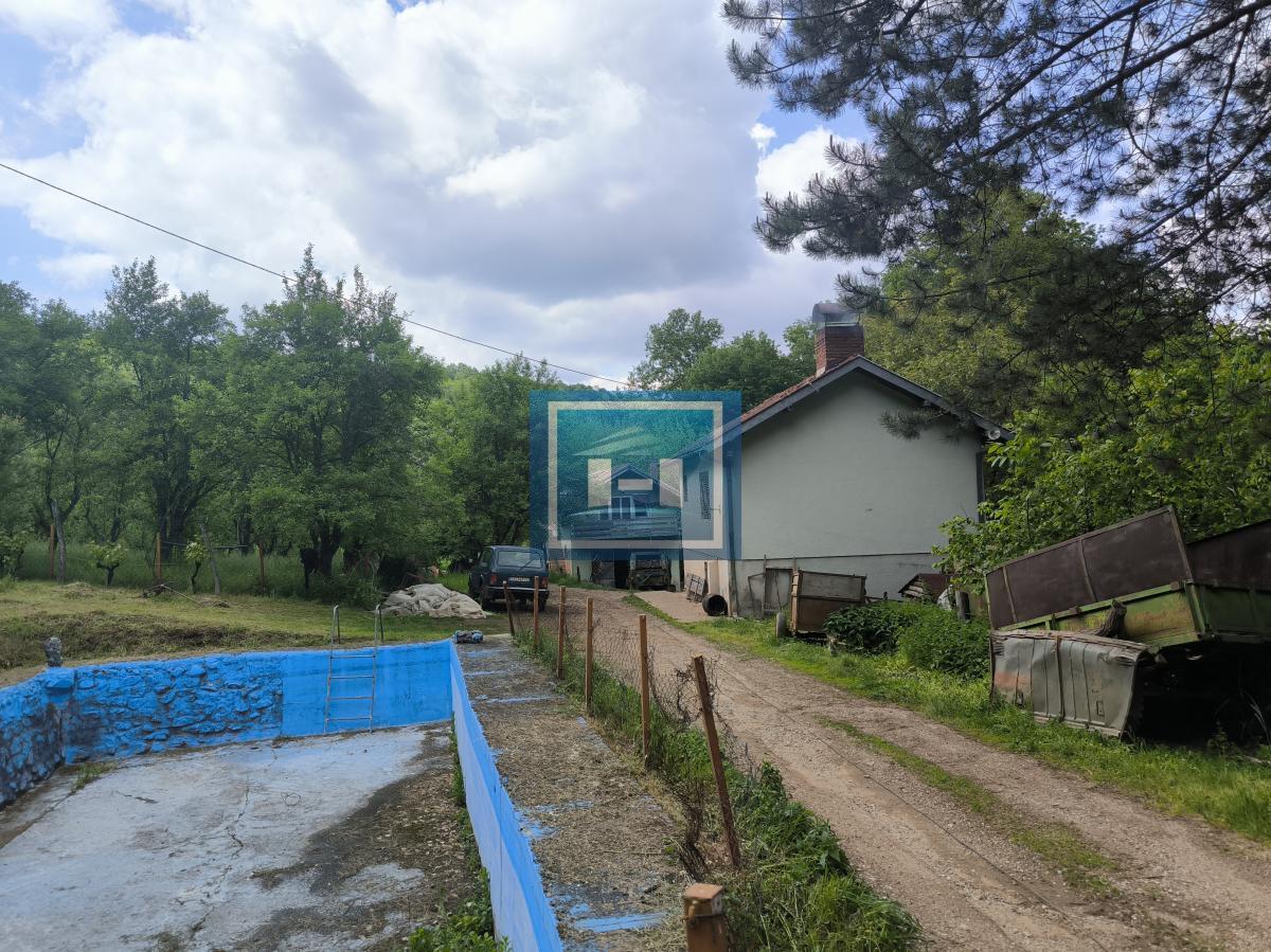 Kompletno opremljeno imanje 82 ara – dve kuće, bazen, ribnjaci, vinograd! 17