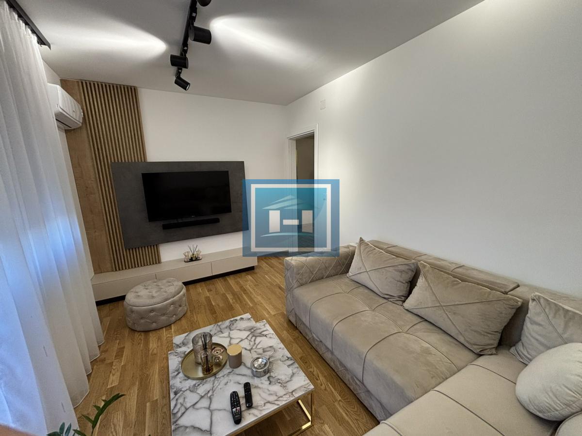 Luksuzan stan u otmenom kompleksu 11