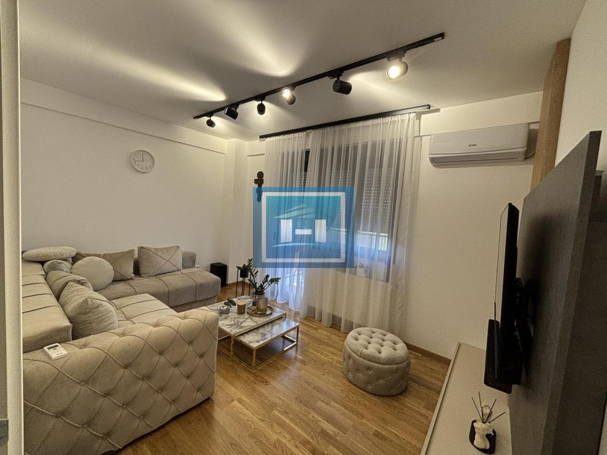 Luksuzan stan u otmenom kompleksu 12