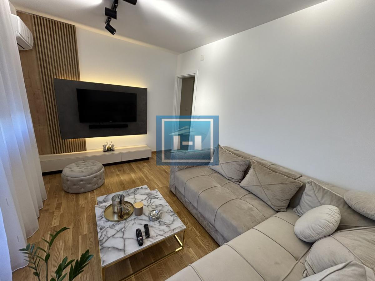 Luksuzan stan u otmenom kompleksu 15