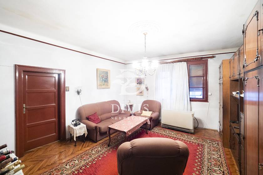 Prodajemo trosoban stan u Molerovoj ulici od 73m2  na II spratu 2