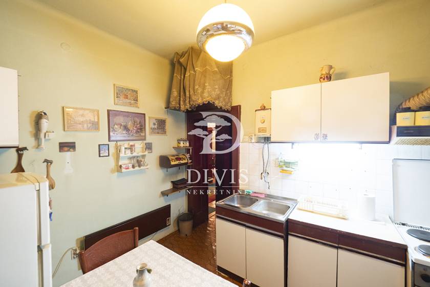 Prodajemo trosoban stan u Molerovoj ulici od 73m2  na II spratu 3