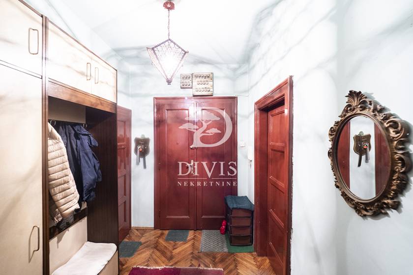 Prodajemo trosoban stan u Molerovoj ulici od 73m2  na II spratu 5